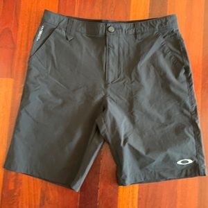 Men’s Oakley golf shorts